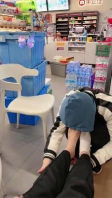 【爱秀套图】超市里当着众人公开调教学生 JS241222-24
