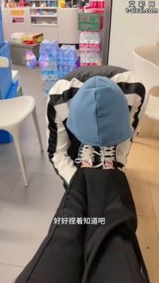 【爱秀套图】超市里当着众人公开调教学生 JS241222-24