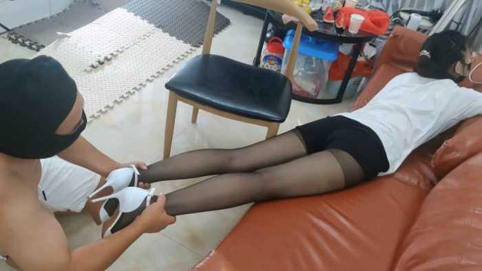 【网盘】动作片：潜入家中的小偷抓小鱼姐姐的黑丝脚腕 YC-241212-6