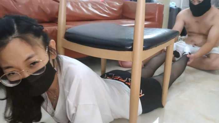 【网盘】动作片：潜入家中的小偷抓小鱼姐姐的黑丝脚腕 YC-241212-6