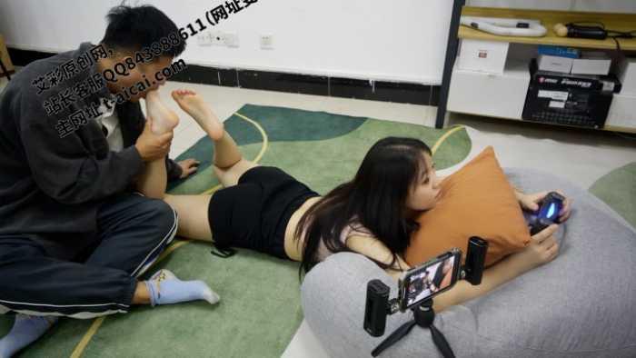 【爱秀套图】【第5风格】边玩游戏边被老板玩脚 YC-241221-6
