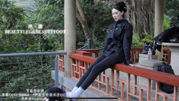 【爱秀套图】户外公园露出骑马奴 路人经过时恋足 GD025 YC-241225-3