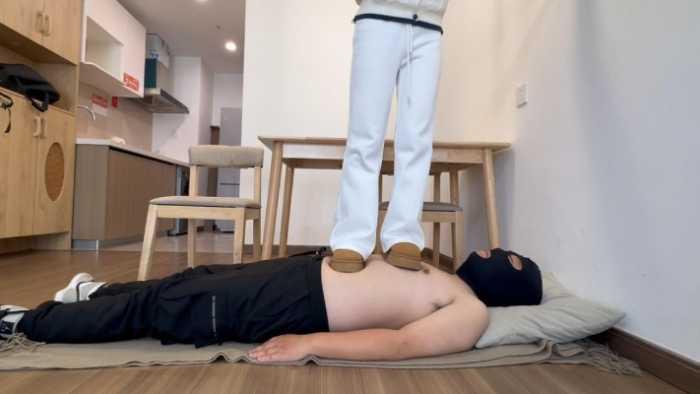 【网盘】【208宿舍】雪地靴踩踏，桌上跳踩 JS241228~1