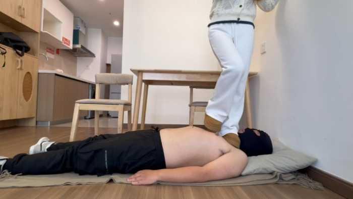 【网盘】【208宿舍】雪地靴踩踏，桌上跳踩 JS241228~1