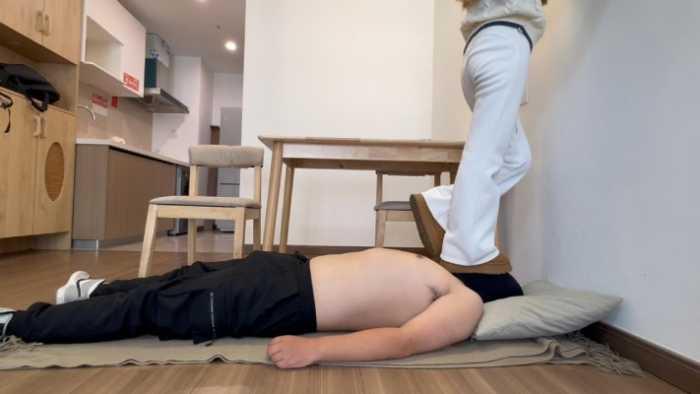 【网盘】【208宿舍】雪地靴踩踏，桌上跳踩 JS241228~1