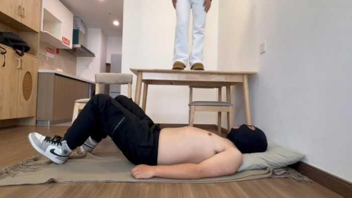 【网盘】【208宿舍】雪地靴踩踏，桌上跳踩 JS241228~1