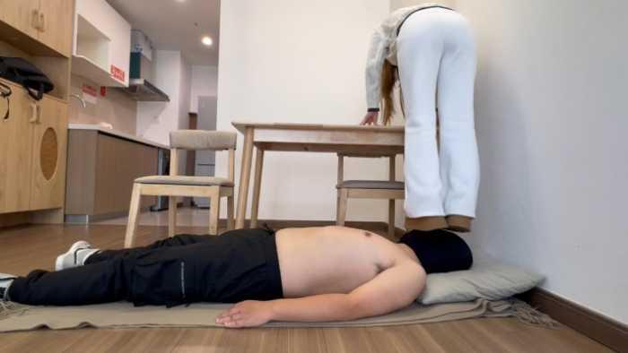 【网盘】【208宿舍】雪地靴踩踏，桌上跳踩 JS241228~1