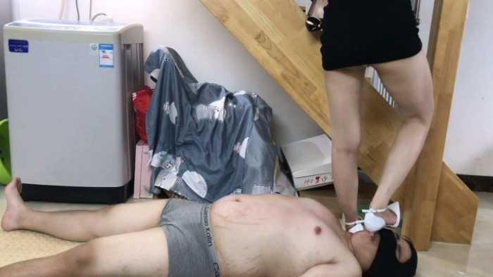 【爱秀套图】广州小鱼姐姐3双高跟全体重踩踏，鞋跟踩乳头，插嘴深喉 YC-241227-3