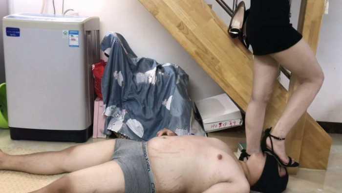 【爱秀套图】广州小鱼姐姐3双高跟全体重踩踏，鞋跟踩乳头，插嘴深喉 YC-241227-3