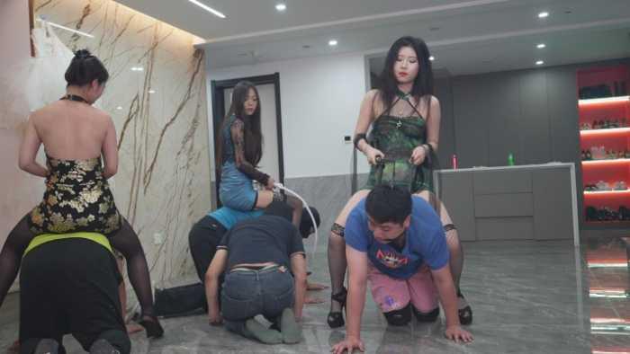 【爱秀套图】麋鹿银儿 集团骑马大专场 高能花样骑马奴隶庄园 浓痰爆踹工具狗 YC-241227