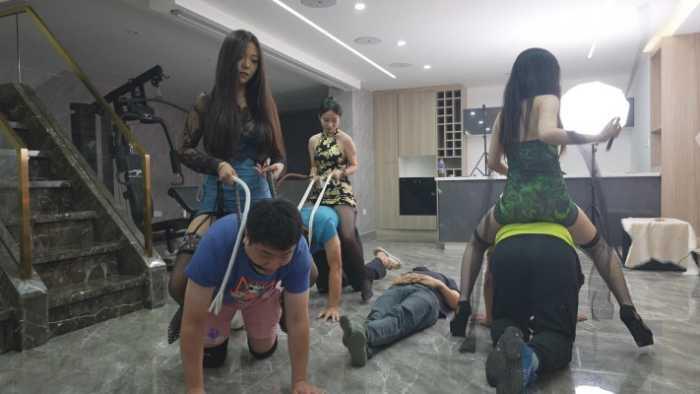 【爱秀套图】麋鹿银儿 集团骑马大专场 高能花样骑马奴隶庄园 浓痰爆踹工具狗 YC-241227