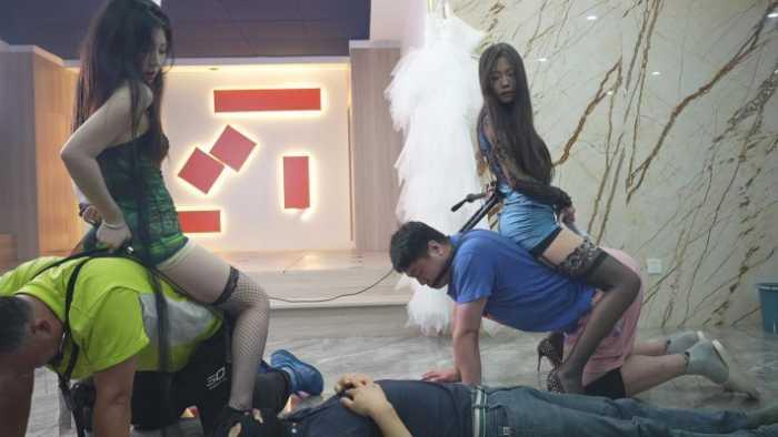 【爱秀套图】麋鹿银儿 集团骑马大专场 高能花样骑马奴隶庄园 浓痰爆踹工具狗 YC-241227