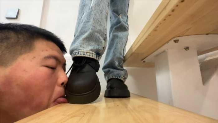 【爱秀套图】【无双Sama】线下约调实录，舔超脏鞋底喂酸奶 YC-241228