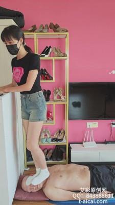 【爱秀套图】【素人S】美女点点白棉袜裸足踩脸 YC-241230-3