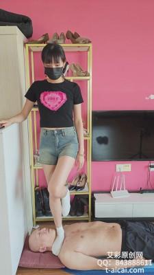 【爱秀套图】【素人S】美女点点白棉袜裸足踩脸 YC-241230-3