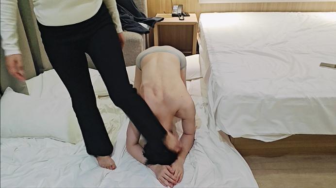 【爱秀套图】【啦啦啦】新开发的学生s爬山后超暴力踢踹 ACYC-4077