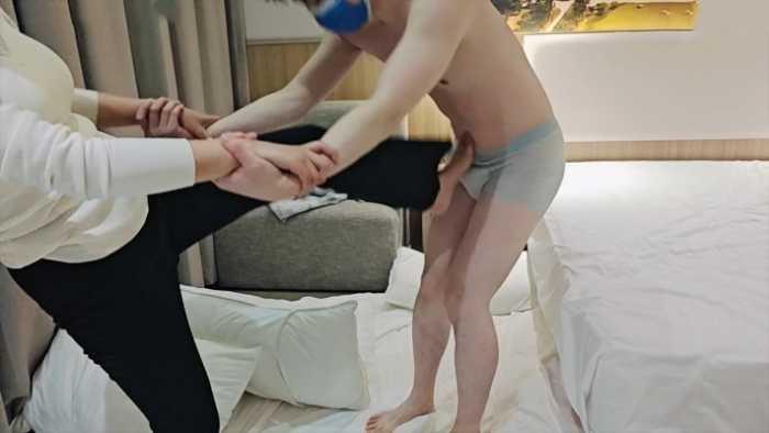 【爱秀套图】【啦啦啦】新开发的学生s爬山后超暴力踢踹 ACYC-4077