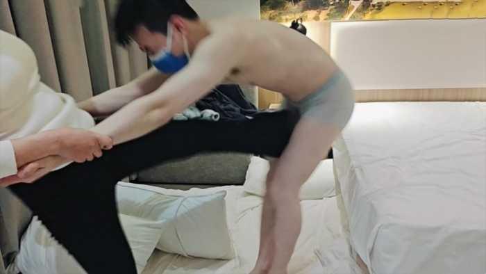 【爱秀套图】【啦啦啦】新开发的学生s爬山后超暴力踢踹 ACYC-4077