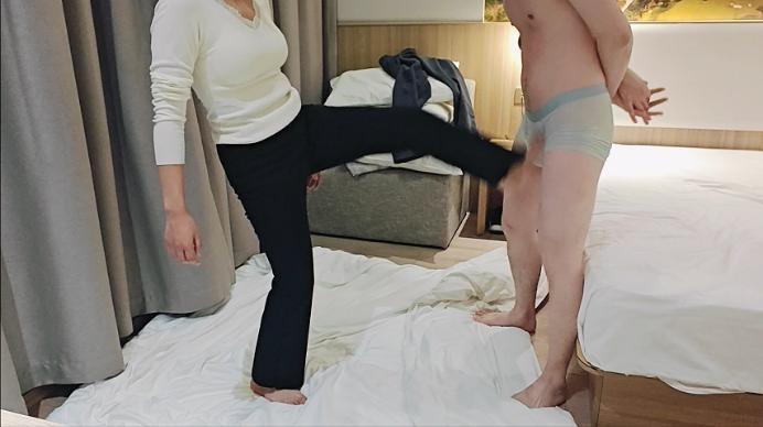 【爱秀套图】【啦啦啦】新开发的学生s爬山后超暴力踢踹 ACYC-4077