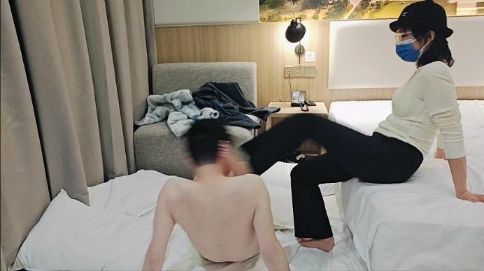 【爱秀套图】【啦啦啦】新开发的学生s爬山后超暴力踢踹 ACYC-4077