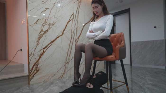 【爱秀套图】麋鹿银儿 高跟踩乳头撒尿，高跟全体重踩在乳头上直接圣水，创新新高度。YC-250103-4