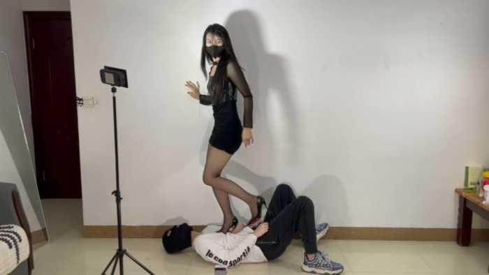 【爱秀套图】职院学生小贝12CM黑丝大红底超高跟全体重踩踏 YC-250104-4