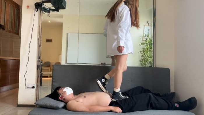 【爱秀套图】【小鲨鱼殿下】匡威全体重踩脖子踩裆 飞坐肚子 YC-250106-2