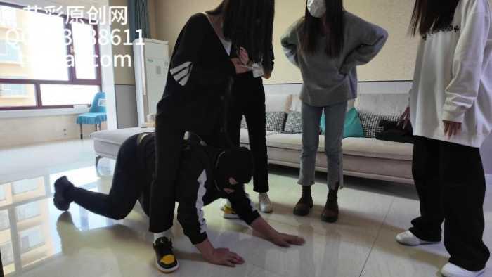 【爱秀套图】『chnnsct1818』群体鞭打戏耍贱狗 YC-250109