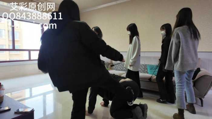 【爱秀套图】『chnnsct1818』群体鞭打戏耍贱狗 YC-250109