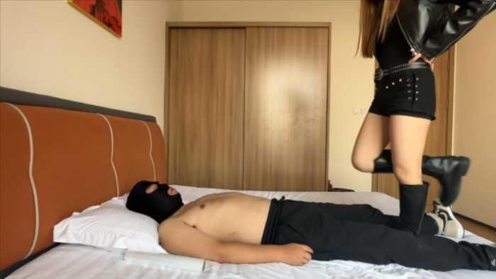 【爱秀套图】【小鲨鱼殿下】剧情：直播跟粉丝互动叫来舔狗给自己增加人气 YC-250115