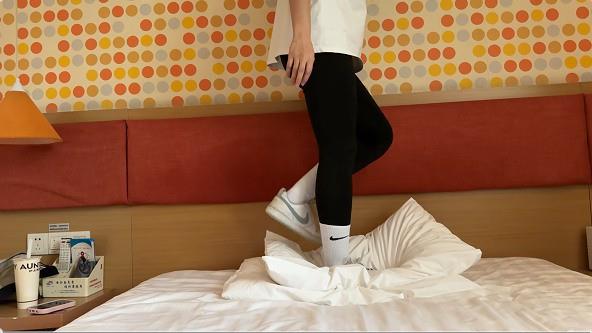 【爱秀套图】【素人音乐系女大】白袜双运动鞋踩枕头 YC-250114-5