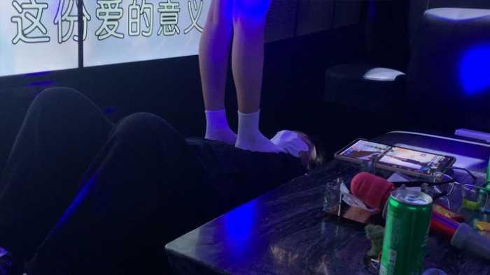 【爱秀套图】『高兴儿』ktv三女王踩踏脚垫 YC-250115-10
