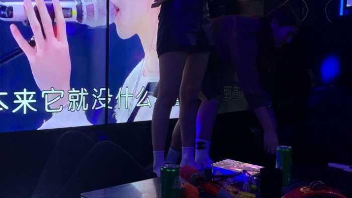 【爱秀套图】『高兴儿』ktv三女王踩踏脚垫 YC-250115-10
