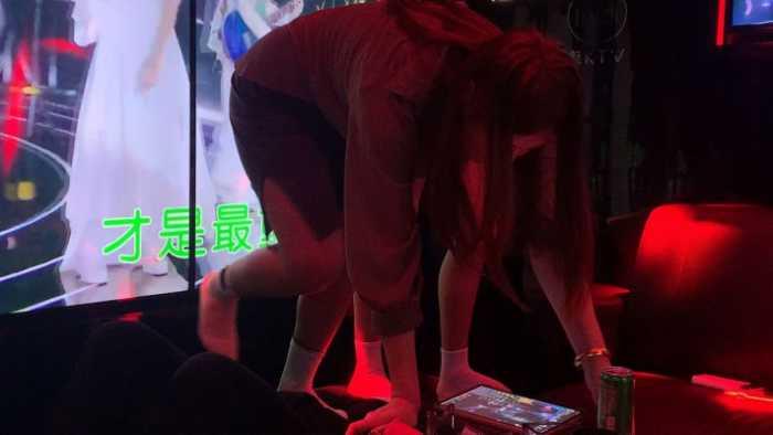 【爱秀套图】『高兴儿』ktv三女王踩踏脚垫 YC-250115-10