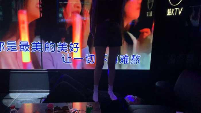【爱秀套图】『高兴儿』ktv三女王踩踏脚垫 YC-250115-10