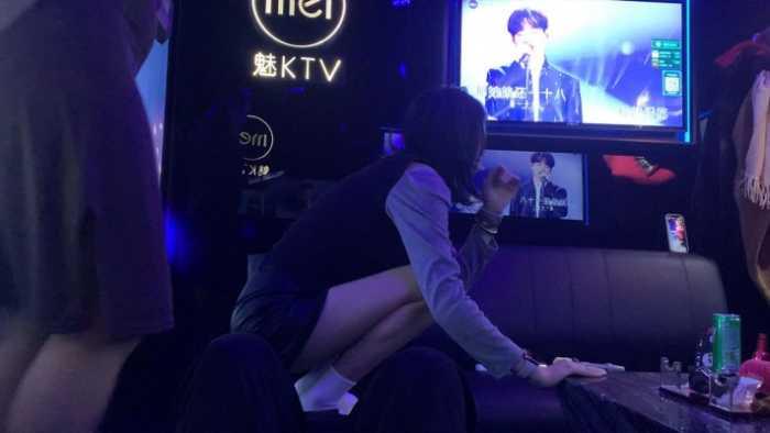 【爱秀套图】『高兴儿』ktv三女王踩踏脚垫 YC-250115-10
