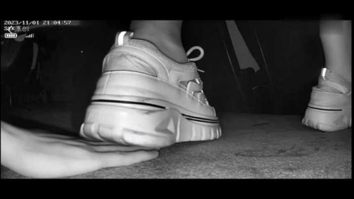 【网盘】B769 &#8211; 无意识厚底运动鞋踩手翻车被发现 bf49298