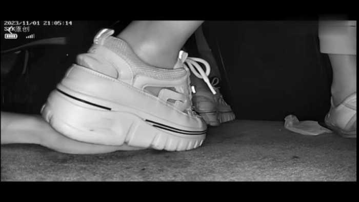 【网盘】B769 &#8211; 无意识厚底运动鞋踩手翻车被发现 bf49298