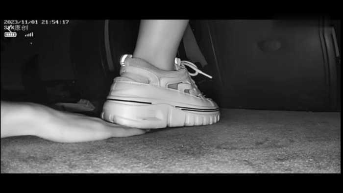 【网盘】B769 &#8211; 无意识厚底运动鞋踩手翻车被发现 bf49298