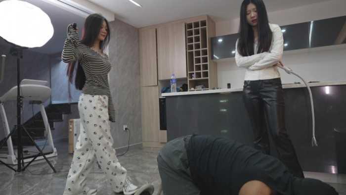【爱秀套图】最美素人小美女首次含笑虐狗 暴力西安小野传授凶残虐狗 YC-250126-3
