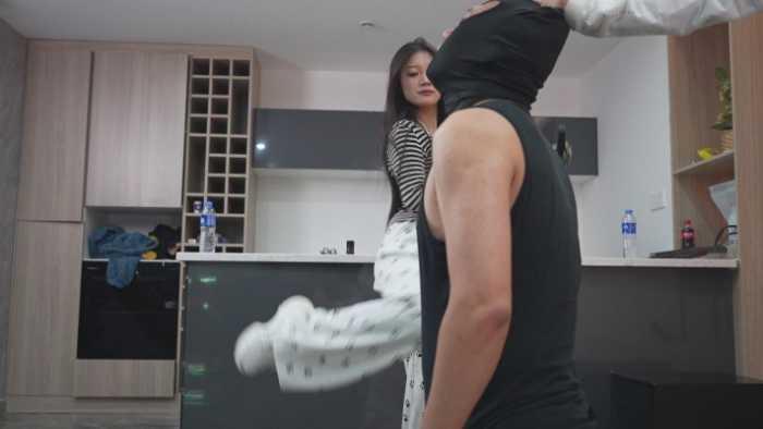 【爱秀套图】最美素人小美女首次含笑虐狗 暴力西安小野传授凶残虐狗 YC-250126-3