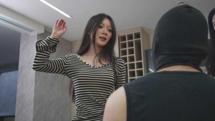 【爱秀套图】最美素人小美女首次含笑虐狗 暴力西安小野传授凶残虐狗 YC-250126-3
