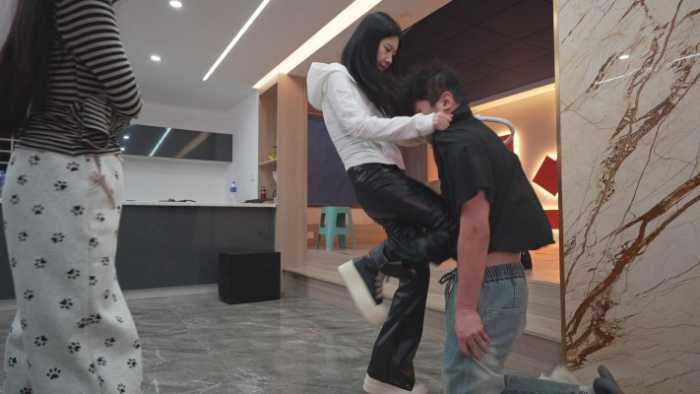 【爱秀套图】最美素人小美女首次含笑虐狗 暴力西安小野传授凶残虐狗 YC-250126-3