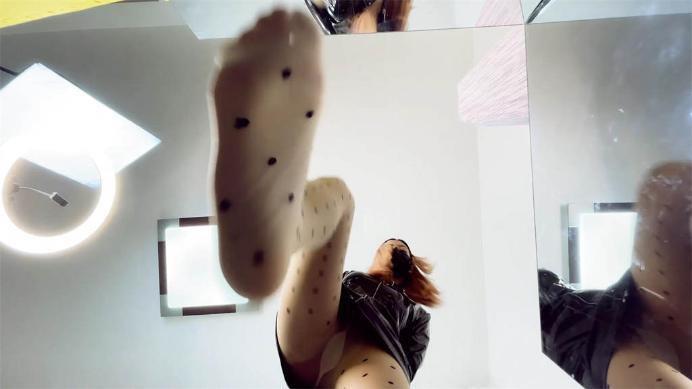 【爱秀套图】LCT107b愤怒晓G粗口辱骂丝袜脚跺杀下贱女M小三 POV女女羞辱 ACYC-1551