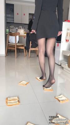 【爱秀套图】【雅泫】细跟短靴+黑丝脚制作口水狗粮 YC-250124-4