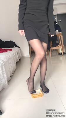 【爱秀套图】【雅泫】细跟短靴+黑丝脚制作口水狗粮 YC-250124-4