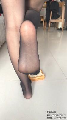 【爱秀套图】【雅泫】细跟短靴+黑丝脚制作口水狗粮 YC-250124-4