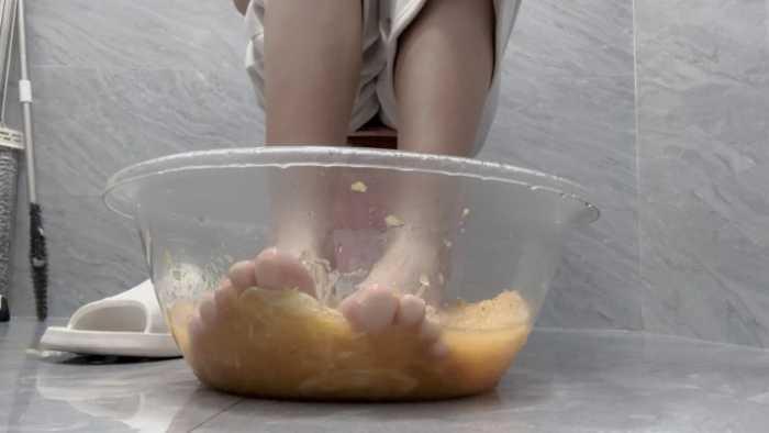 【网盘】【莓子】白袜加光脚榨橙汁，袜子泡橙汁打包 YC-250126-2