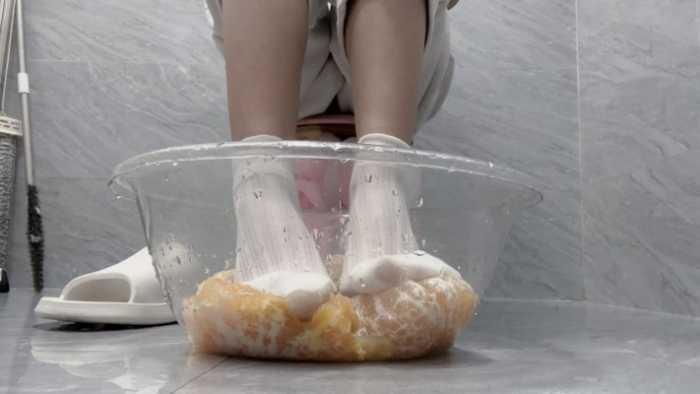 【网盘】【莓子】白袜加光脚榨橙汁，袜子泡橙汁打包 YC-250126-2