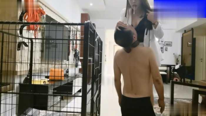 【爱秀套图】重庆女神OL美腿高跟玉足狠虐圈养的贱狗 耳光鞭打骑马钻胯强迫吃烟灰 bf49620